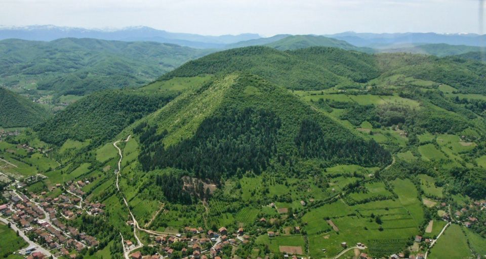 The Bosnian Pyramid Complex: Larger, Older & More Mysterious Than Egyptian Pyramids?<br /><br />Bosanske piramide  Bravo semireeeee